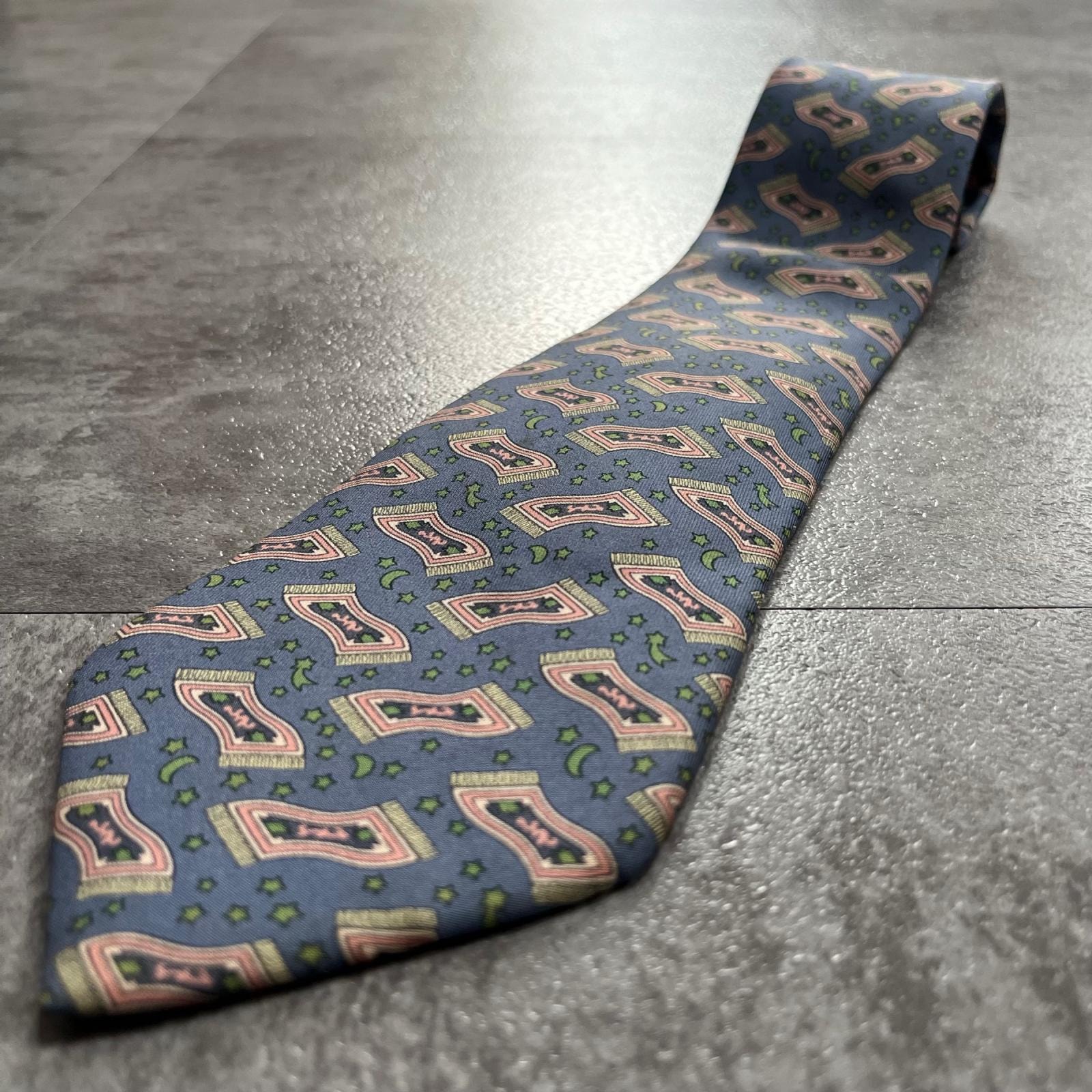 【HERMES】エルメス ネクタイ 絨毯 じゅうたん 星 スター 三日月柄 総柄 プリント シルク100% ブルー ピンク メンズ ビジネス フォーマル