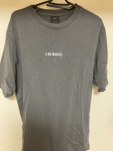 A MA MANIERE × JORDAN Tee "Midnight Fog/Light Cream"