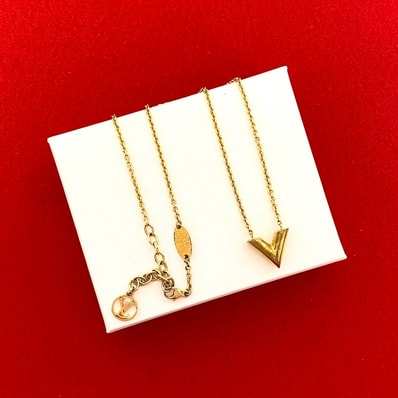 LOUIS VUITTON ルイヴィトン エッセンシャルV GP ネックレス ゴールド
151-1