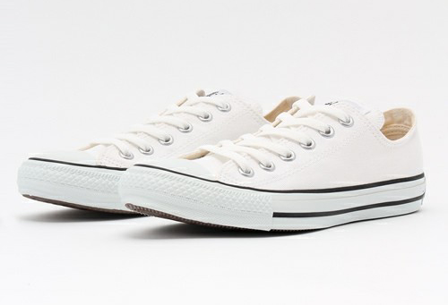 コンバース「CANVAS ALL STAR COLORS OX」で白スニーカーコーデ
