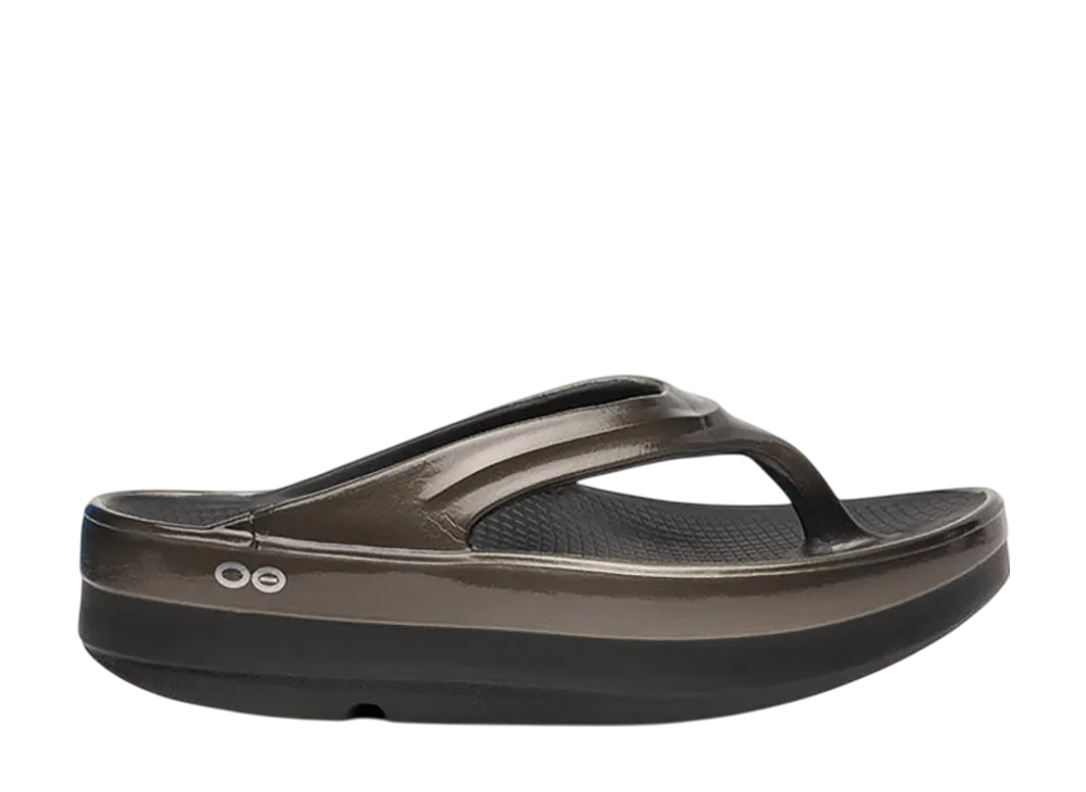 OOFOS Women's OOmega Luxe "Titanium Mirror"