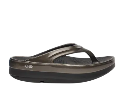 OOFOS Women's OOmega Luxe "Titanium Mirror"