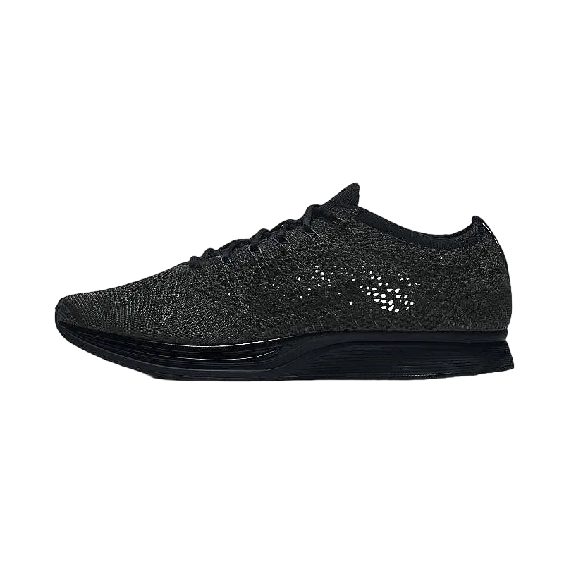 ナイキ フライニット レーサー "トリプル ブラック"