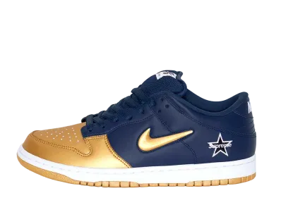 シュプリーム × ナイキ SB ダンク ロー "メタリックゴールド/ネイビー"