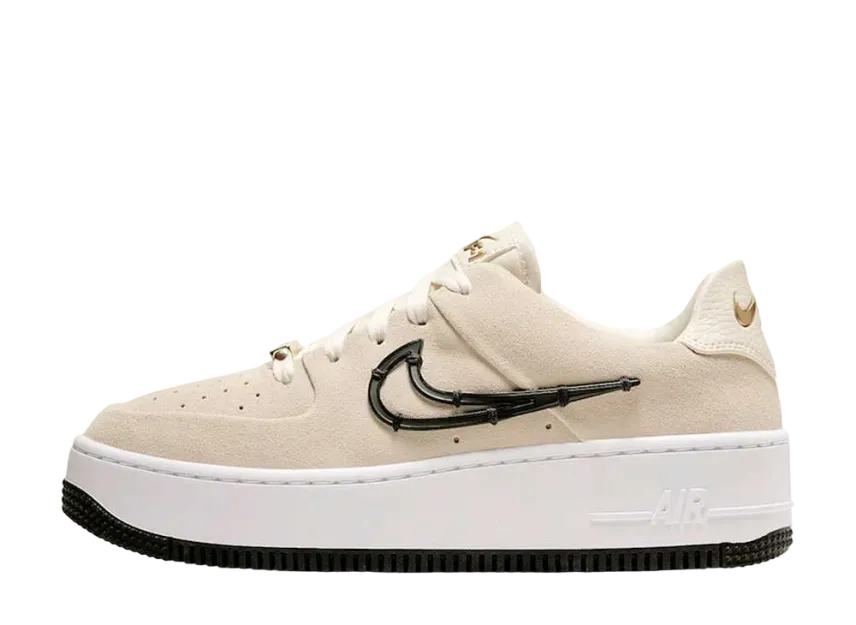 ナイキ ウィメンズ エアフォース1 セージ ロー LX "ライトクリーム/ブラック-メタリックゴールドホワイト"
