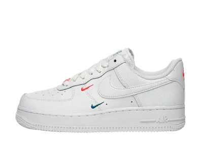 ナイキ ウィメンズ エアフォース1 ロー '07 エッセンシャル "サミット ホワイト/ソーラー レッド"