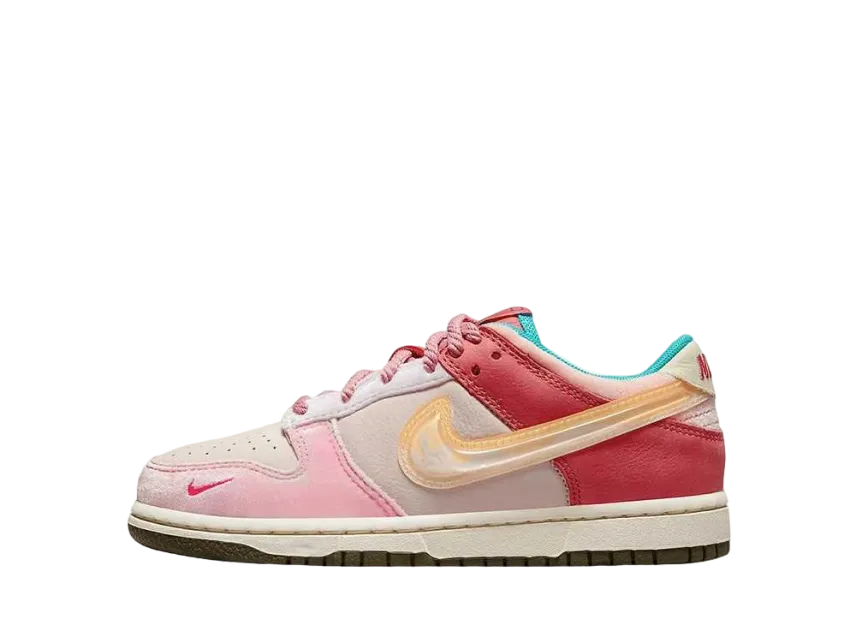 ソーシャルステータス × ナイキ PS ダンク ロー "ストロベリーミルク"(キッズ)