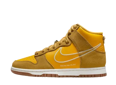 ナイキ ウィメンズ ダンク ハイ SE ファーストユース "ユニバーシティ ゴールド/ホワイト-ライト ガム ブラウン"
