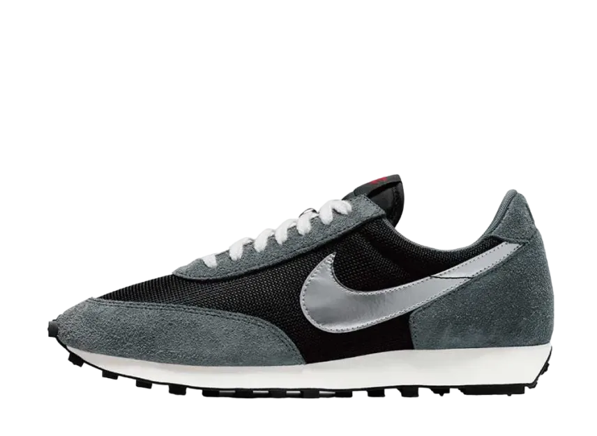 ナイキ デイブレイク "メタリックシルバー"