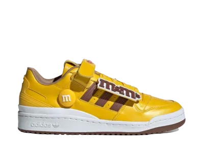 エムアンドエムズ × アディダス フォーラム ロー "イエロー/ブラウン"