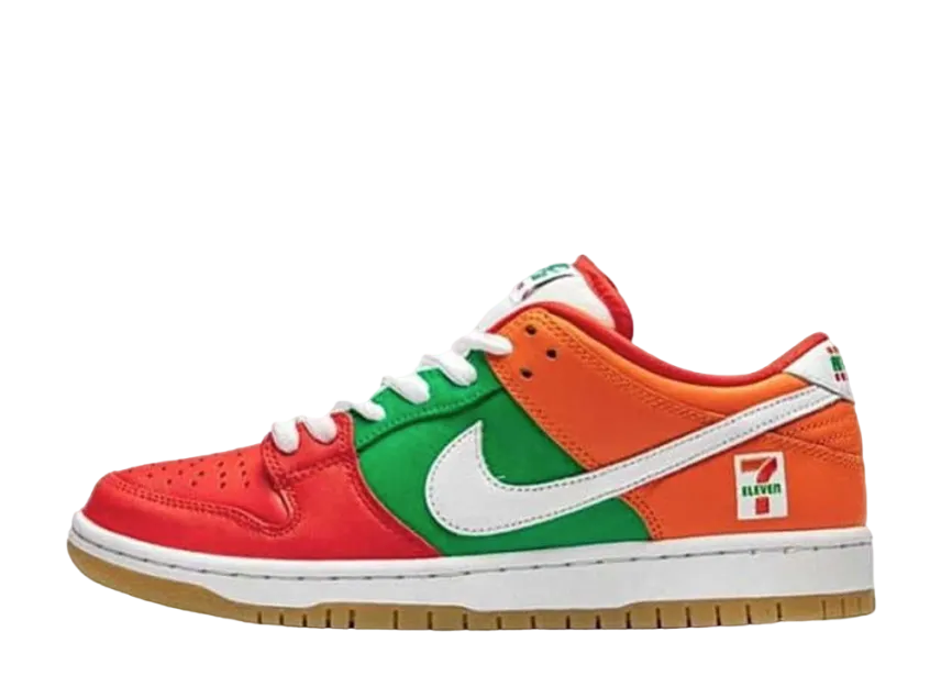 セブンイレブン × ナイキ SB ダンク ロー "チリ レッド/ホワイト-セーフティ オレンジ"