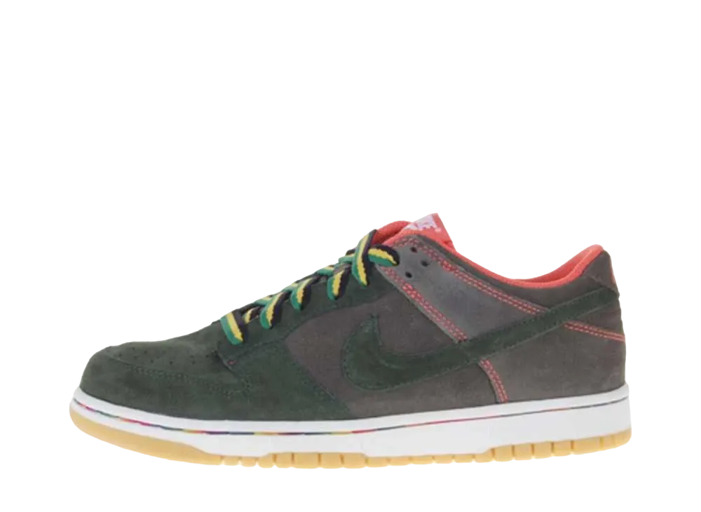 ナイキ ウィメンズ ダンク ロー "ニュースプリント/ダーク アーミー ガム"