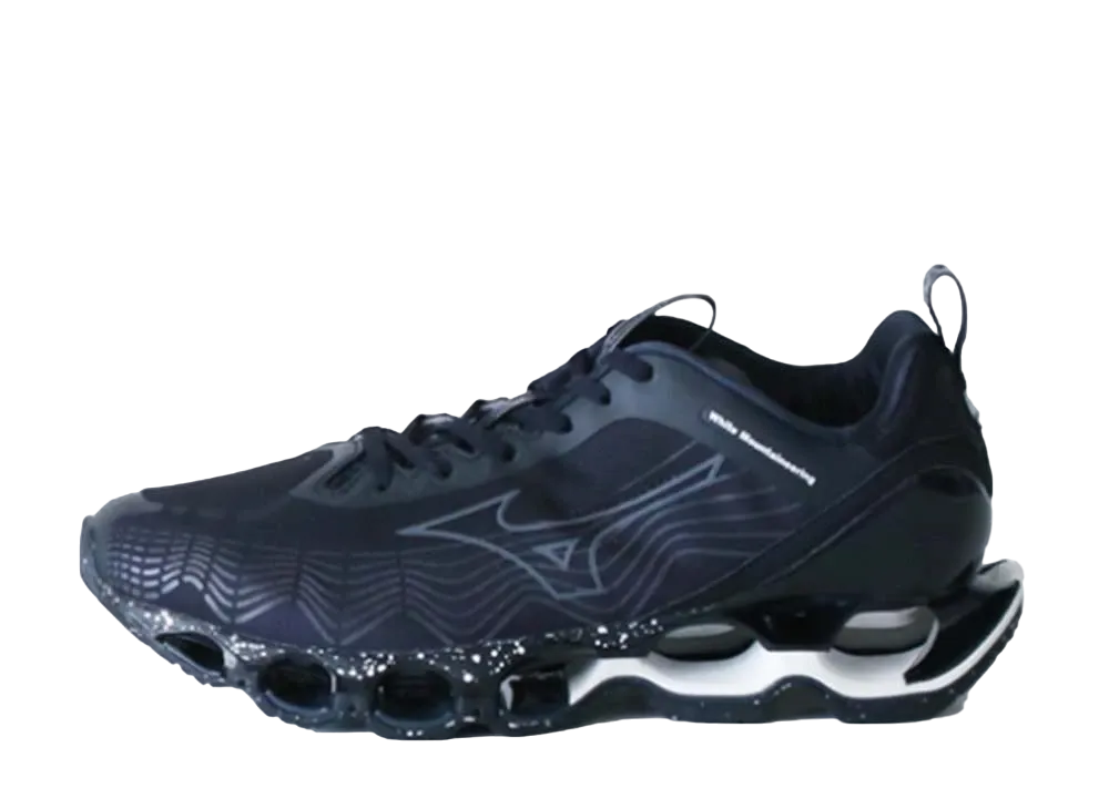 ホワイト マウンテニアリング × ミズノ ウェーブ プロフェクシー "ブラック"