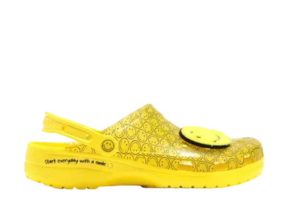 スマイリー ワールド × クロックス クラシック クロッグ "トランスルーセント"