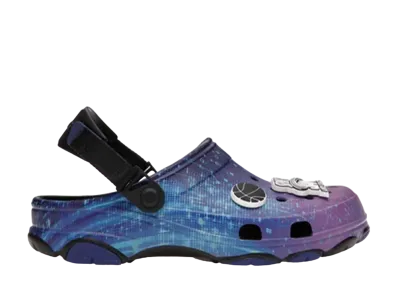 スペース ジャム × クロックス クラシック オール トレイン クロッグ "ブラック パープル"