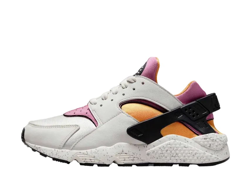 ナイキ エアハラチ "ユニバーシティゴールド アンド ピンク"