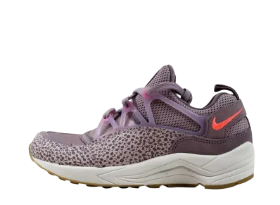 ナイキ ウィメンズ エア ハラチ ライト プレミアム "プラム フォグ/ブライド マンゴー"