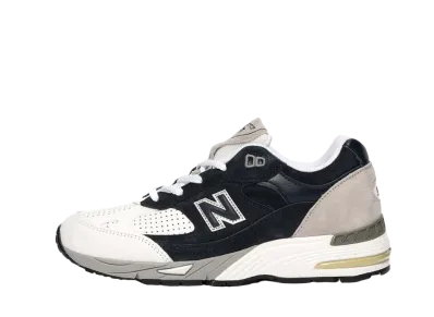 Sneakersnstuff (SNS) × New Balance Women's 991 "Black/White"