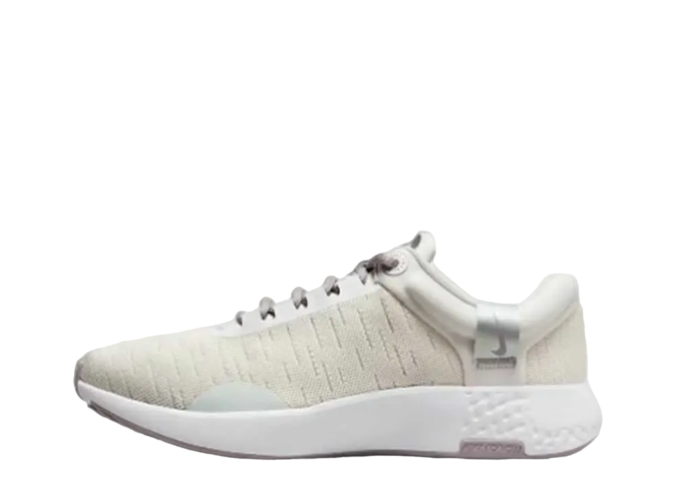 ナイキ ウィメンズ リニュー セレニティ ラン プレミアム "ファントム/フォトンダスト/メタリック"