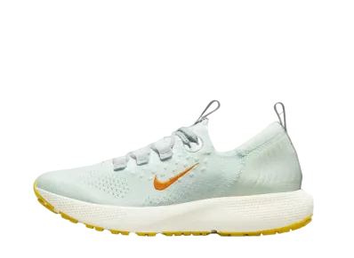 Nike Women's Escape Run Flyknit "Barely Green/Kumquat"