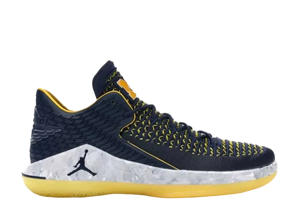 ナイキ エアジョーダン32 ロー "ミシガン"