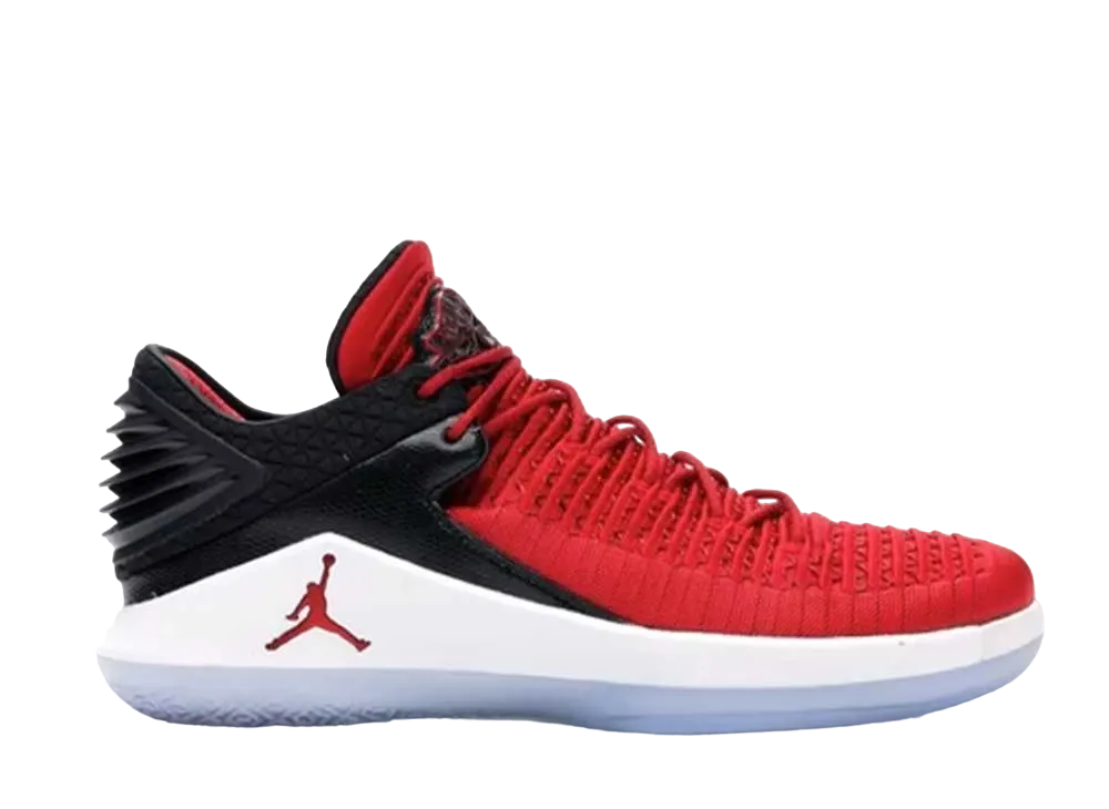 ナイキ エアジョーダン32 ロー シカゴ ウィン ライク 96B "ユニバーシティ レッド/ブラック メタリック シルバー"