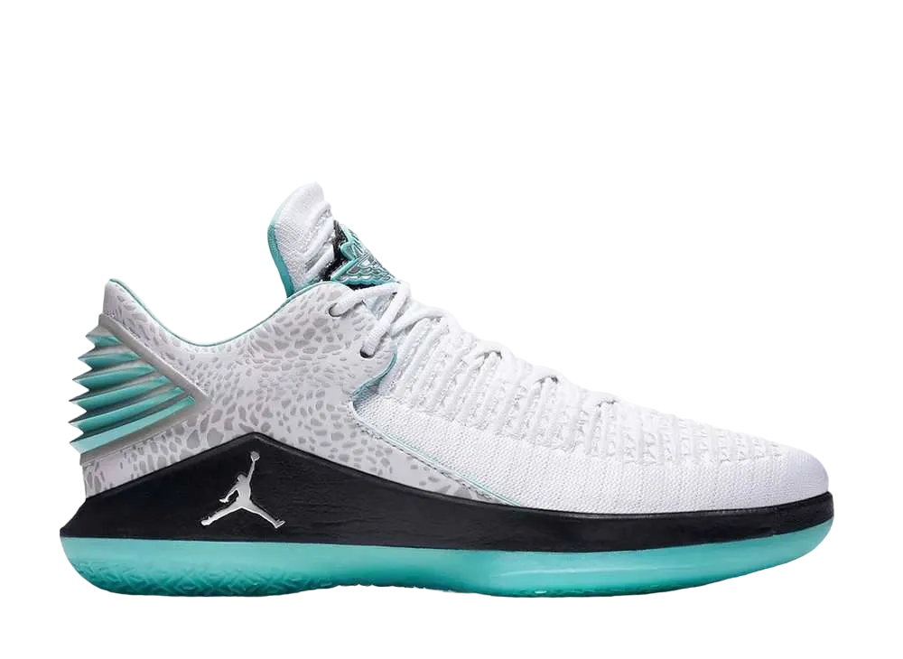 ナイキ エアジョーダン32 ロー グォ アイルン "ホワイト/ブラック メタリック シルバー マルチ カラー"