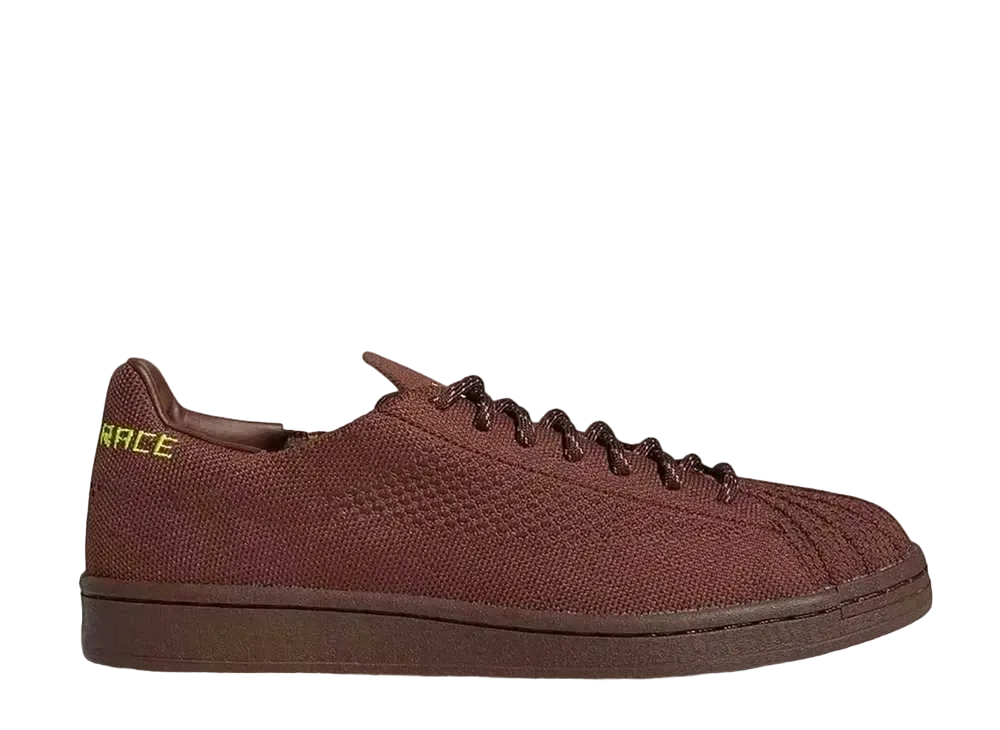 ファレル・ウィリアムス × アディダス スーパースター プライムニット "ブラウン"