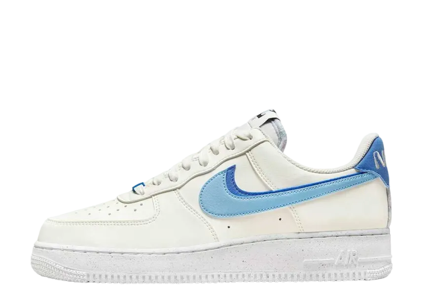 ナイキ エアフォース1 ’07 LV8 ロー 82 "セイル/ブルーチル/ミディアムブルー/ブラック"