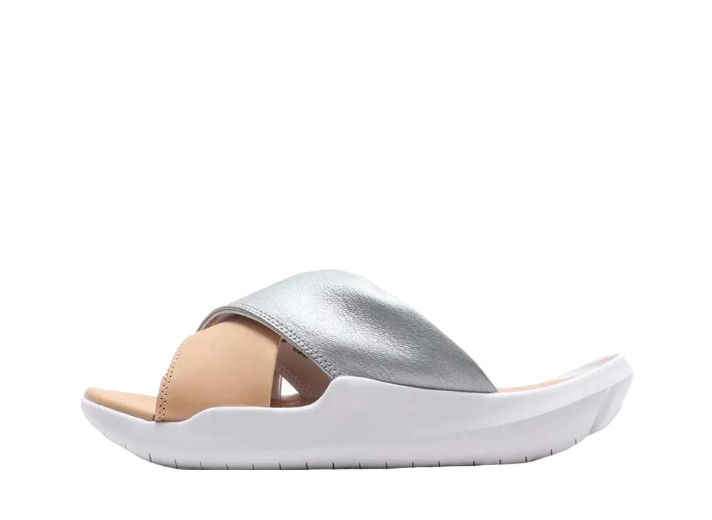 ナイキ ウィメンズ ベナッシ フューチャー クロス SE プレミアム