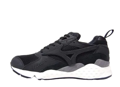 モモイロ クローバー Z × ミタスニーカーズ × ミズノ モンド コントロール MTXIX "ブラック/グレイ"