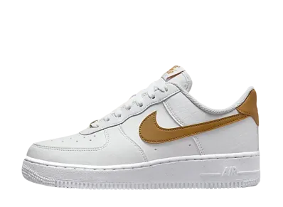 ナイキ ウィメンズ エアフォース1 ロー ネクストネイチャー "ホワイト/ゴールド スウェード"