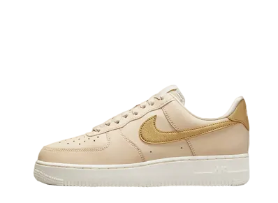 ナイキ ウィメンズ エアフォース1 '07 "サンド ドリフト/メタリック ゴールド"