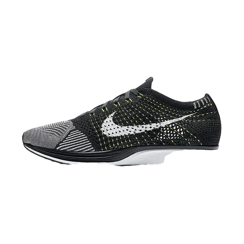 ナイキ フライニット レーサー "ブラック ホワイト ボルト"