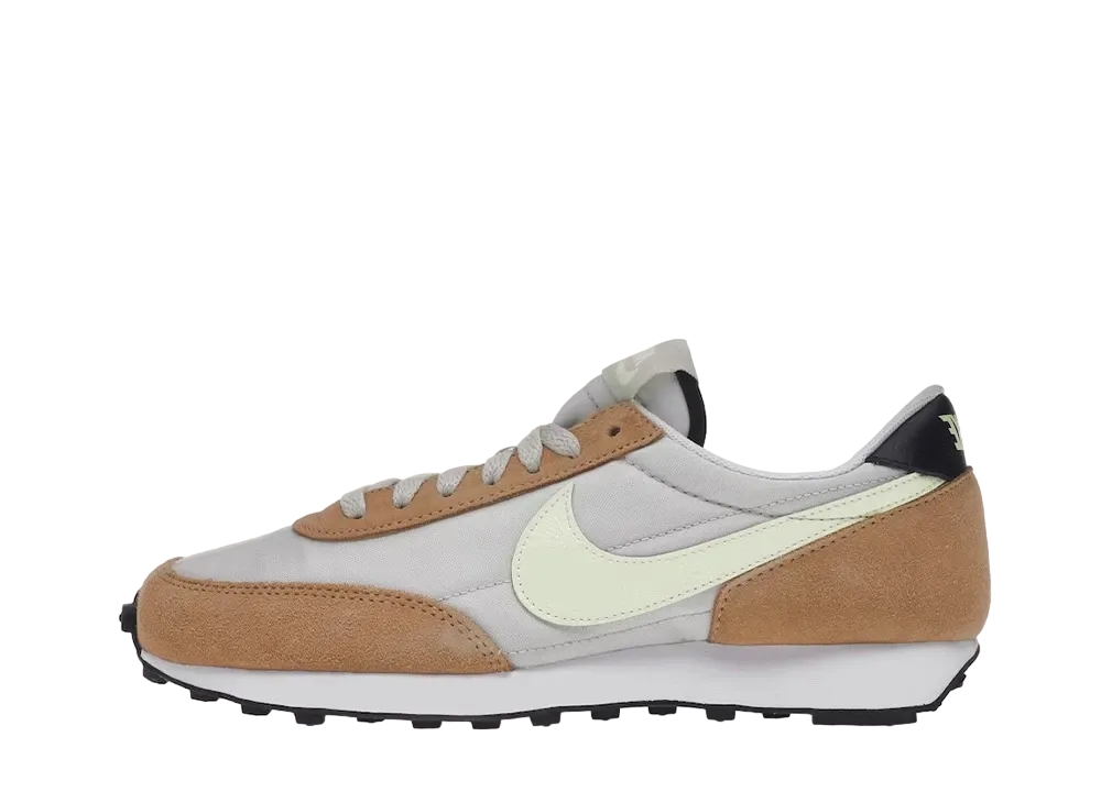 ナイキ ウィメンズ デイブレイク "プラリネ ボルト"