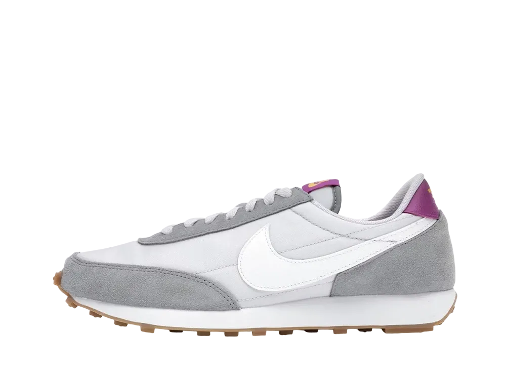 ナイキ ウィメンズ デイブレイク "パーティクル グレイ"