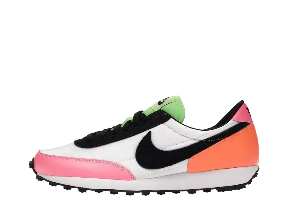 ナイキ ウィメンズ デイブレイク "サンセット パルス/アトミック オレンジ"