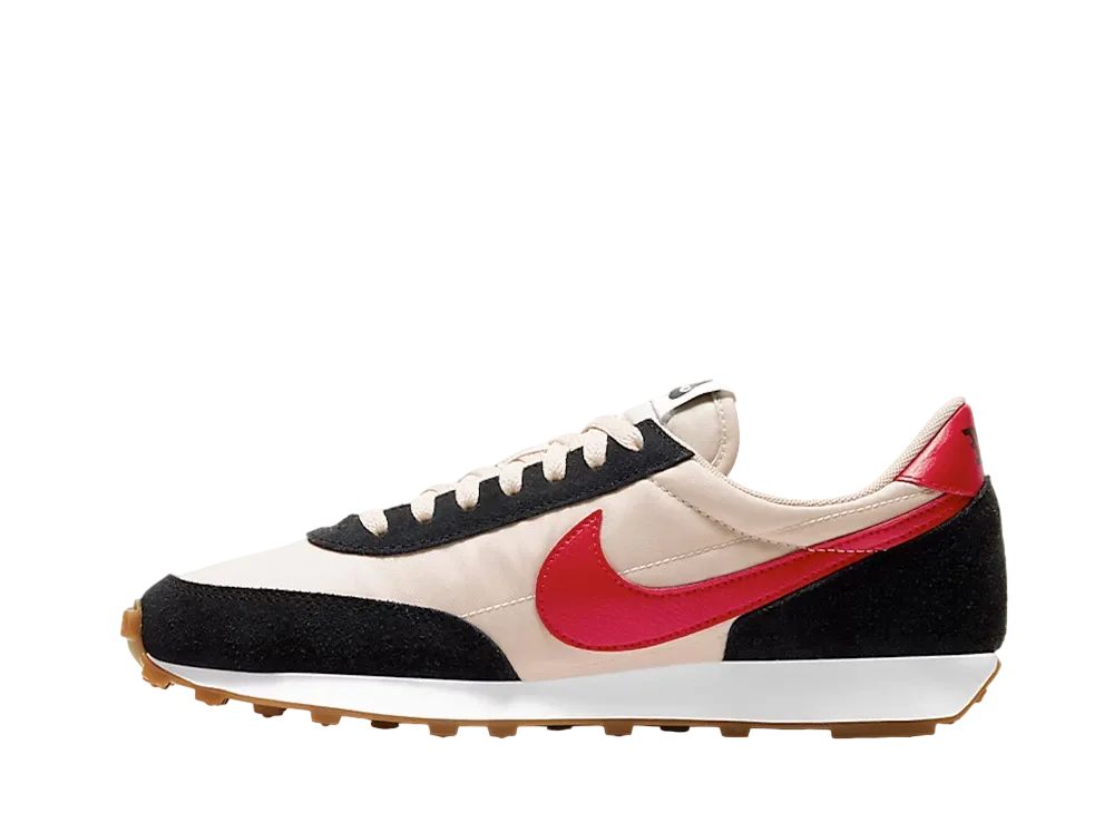 ナイキ ウィメンズ デイブレイク "サイレン レッド"