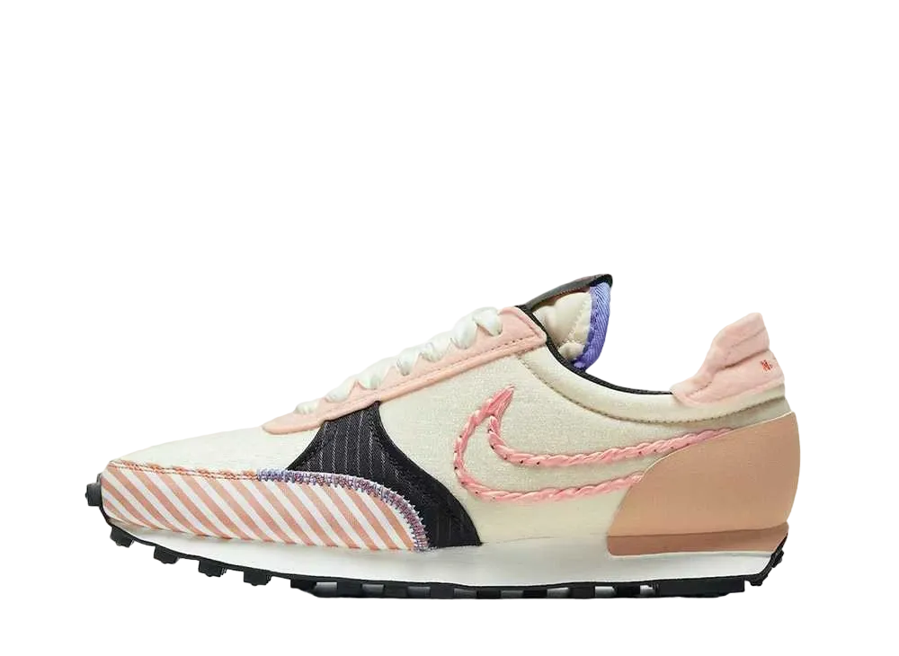 ナイキ ウィメンズ デイブレイク タイプ "クリムゾン ティント"