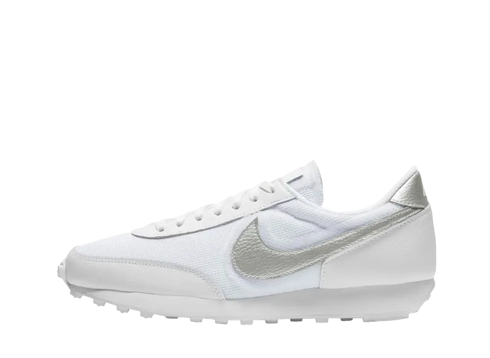 ナイキ ウィメンズ デイブレイク "ホワイト/メタリック シルバー"