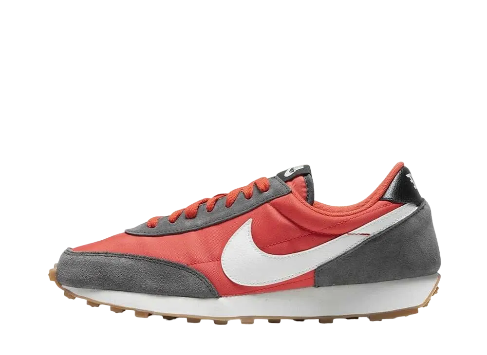 ナイキ ウィメンズ デイブレイク "アイロン グレイ/トラック レッド"