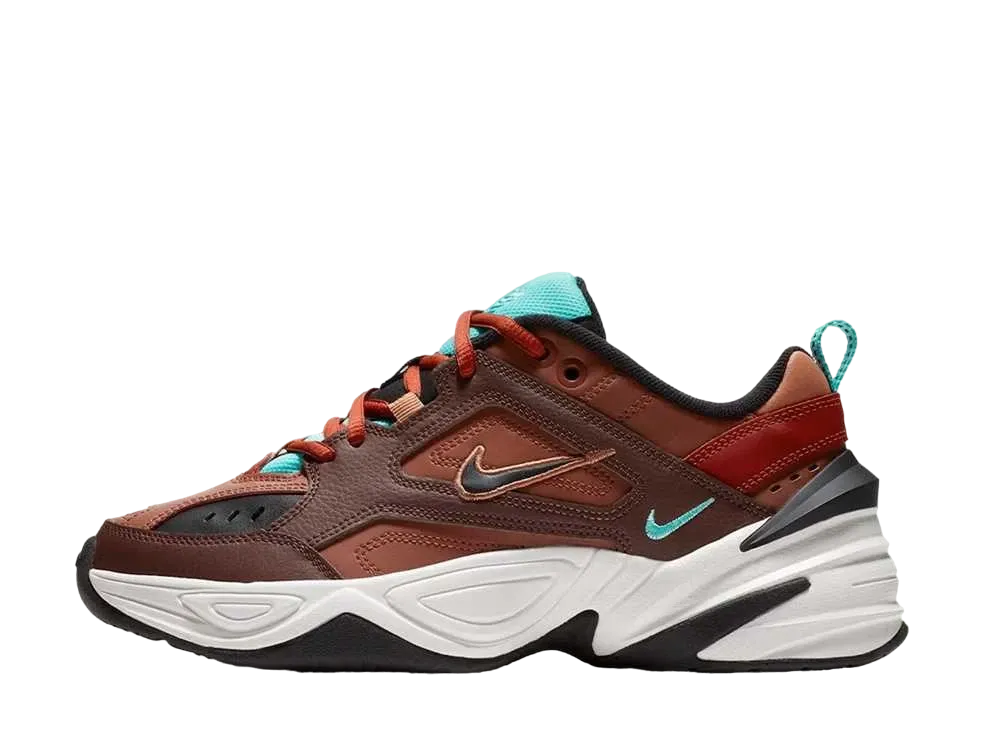 ナイキ ウィメンズ エムツーケー テクノ "マホガニー ミンク"
