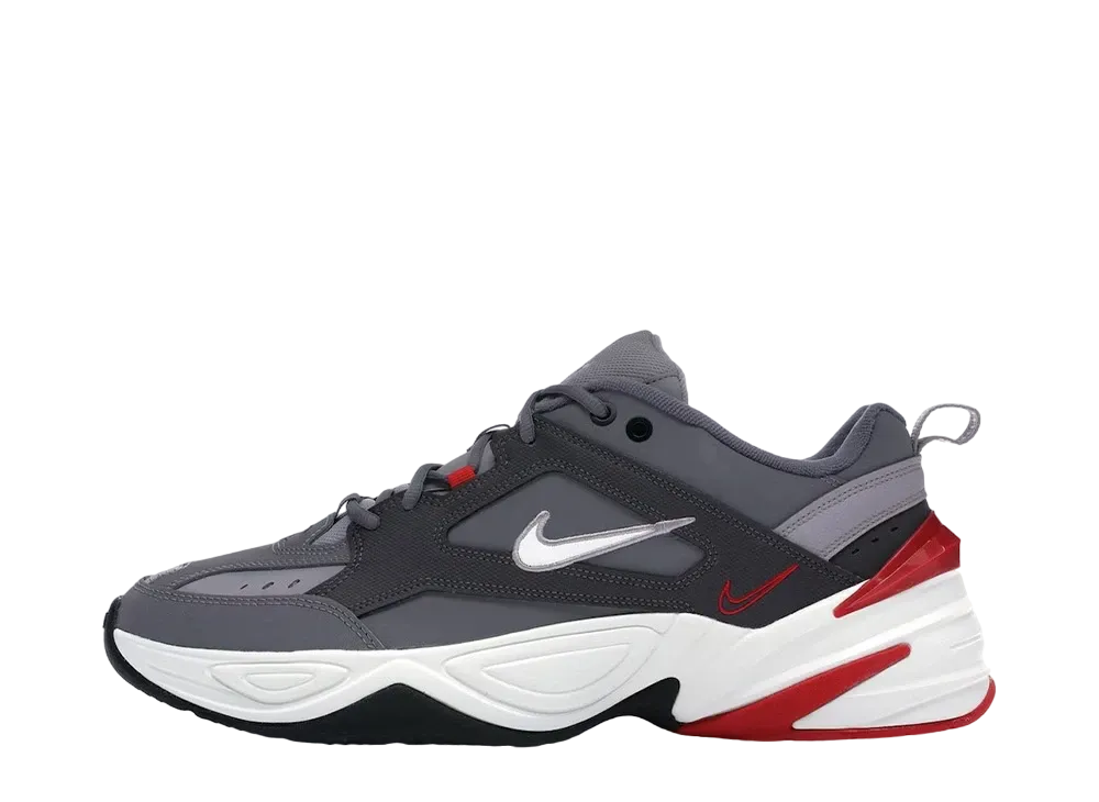 ナイキ エムツーケー テクノ "ガンスモーク ユニバーシティ レッド"