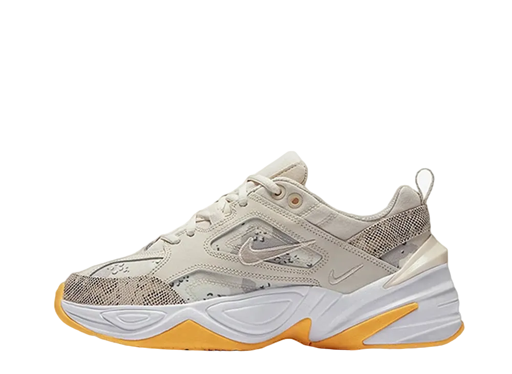 ナイキ ウィメンズ エムツーケー テクノ "ライト オアウッド ブラウン ホワイト レーザー オレンジ ムーン パーティクル"
