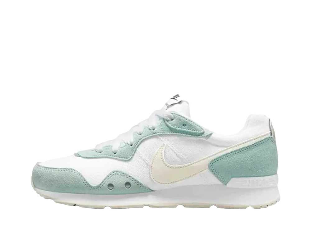 ナイキ ウィメンズ ベンチャー ランナー "ホワイト/グリーン"