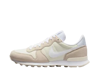 ナイキ ウィメンズ インターナショナリスト "ココナッツ ミルク/サンドドリフト/フットボール グレー/ホワイト"