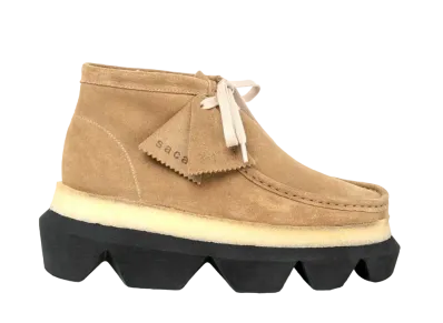 サカイ × クラークス ハイブリッド ワラビー ブーツ "ベージュ"