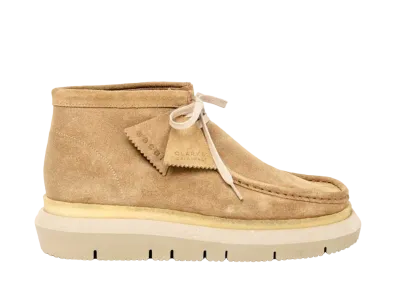 サカイ × クラークス ハイブリッド ワラビー ブーツ "ベージュ"