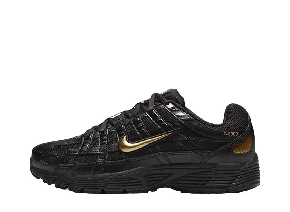 ナイキ ウィメンズ P-6000 ESS "ブラック/メタリックゴールド/オフノワール"