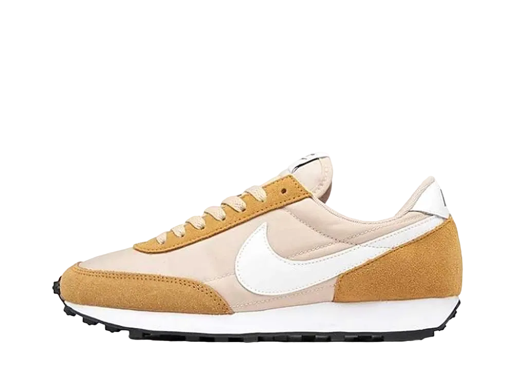 ナイキ ウィメンズ デイブレイク "ラタン/ホワイト/ウィート/ブラック"